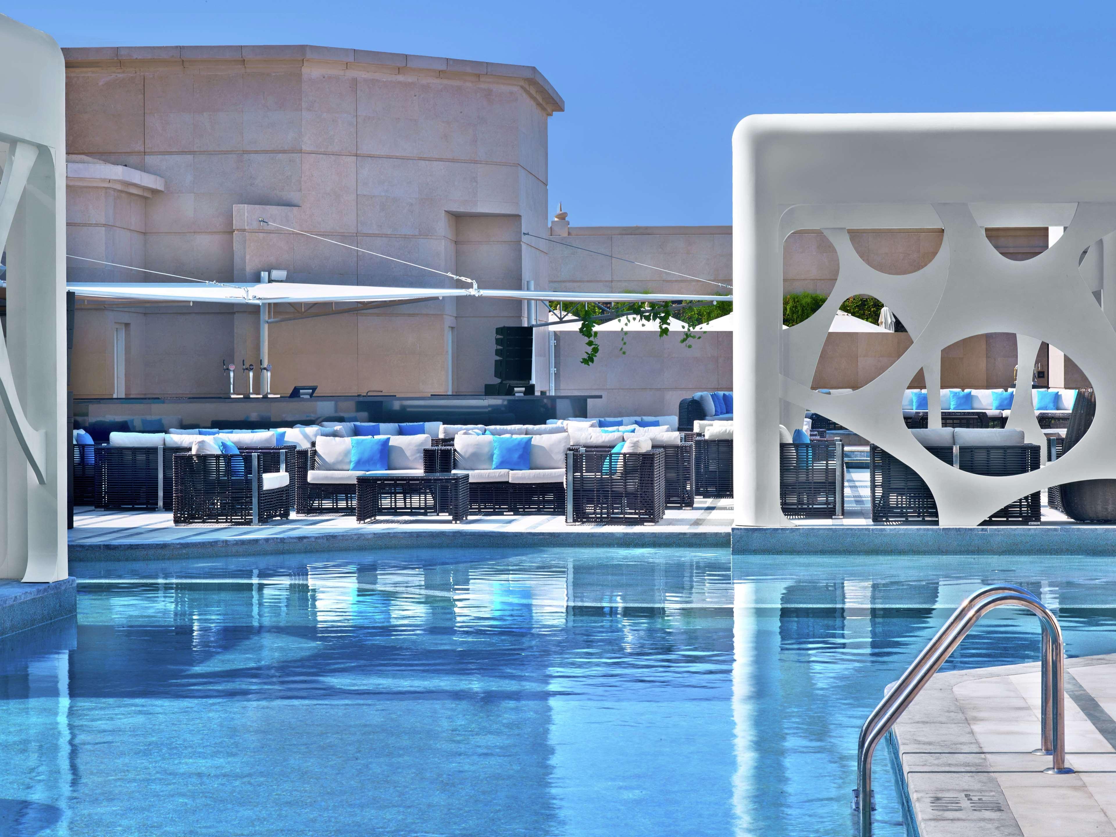V Hotel Dubai, Curio Collection By Hilton Exteriér fotografie The rooftop pool at the W Hollywood