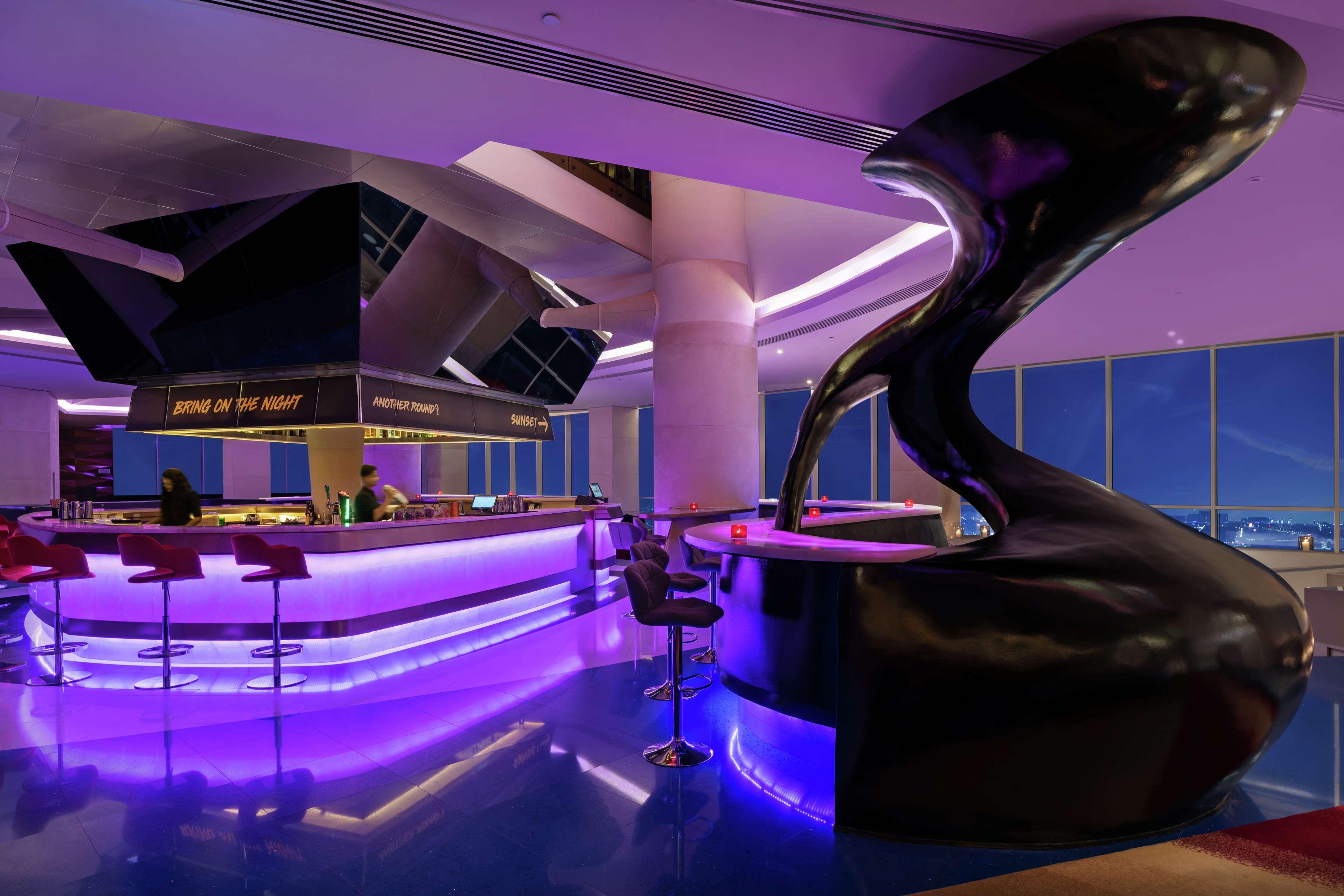 V Hotel Dubai, Curio Collection By Hilton Exteriér fotografie The bar at the 101 Skybar