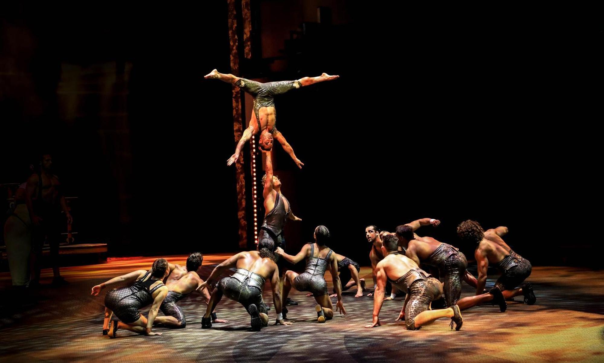 V Hotel Dubai, Curio Collection By Hilton Exteriér fotografie The cast of Disney on Ice performing "The Lion King"