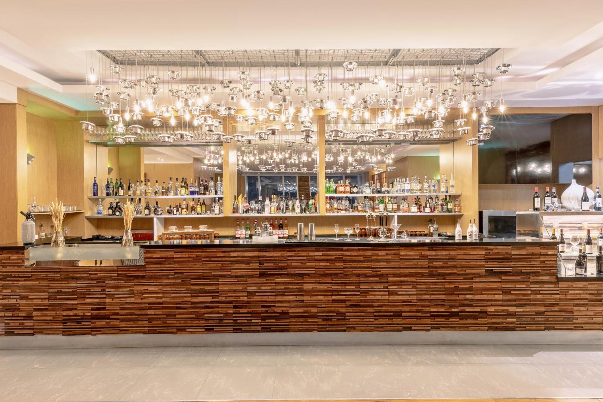 V Hotel Dubai, Curio Collection By Hilton Exteriér fotografie The bar at the hotel
