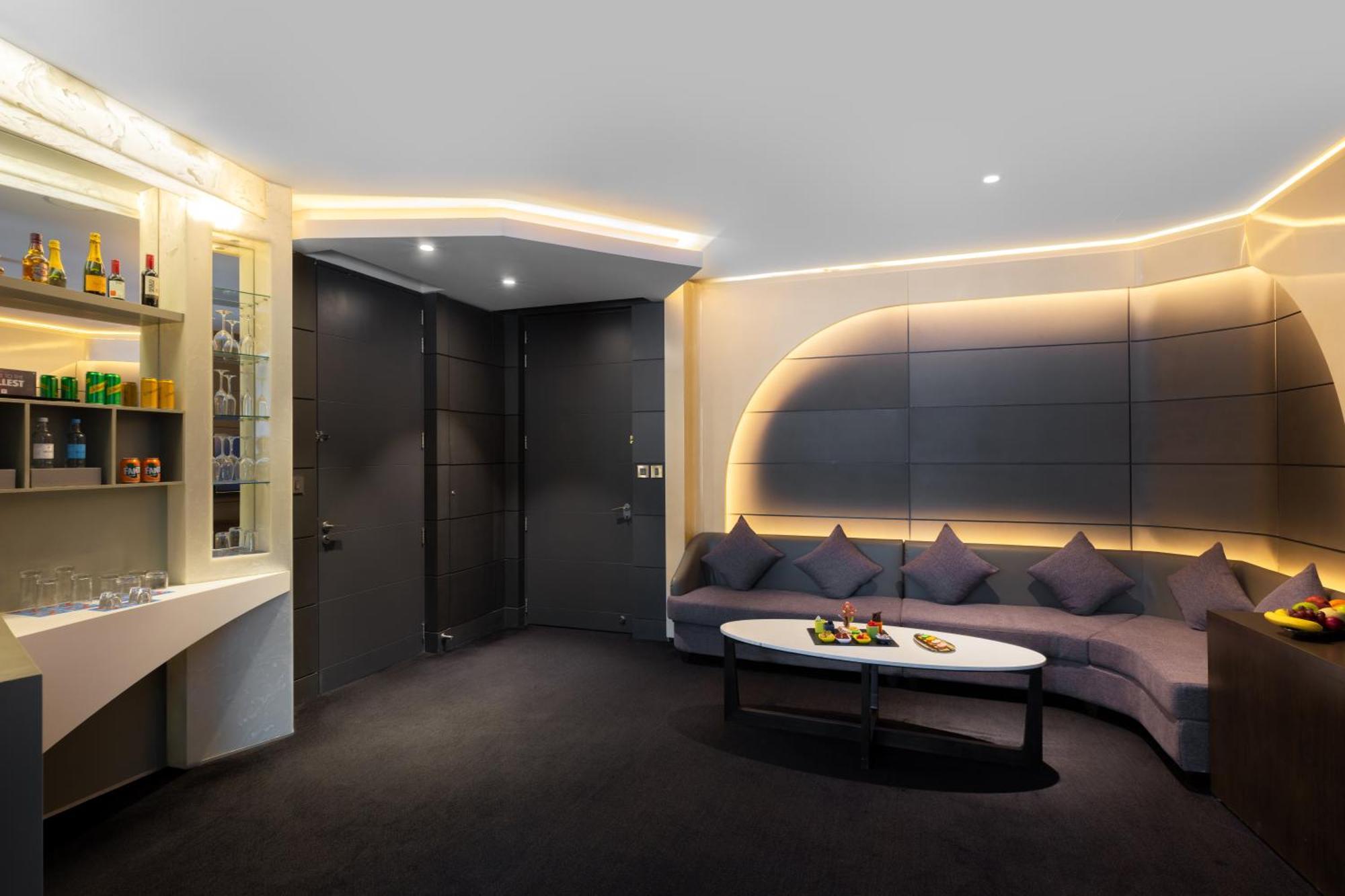 V Hotel Dubai, Curio Collection By Hilton Exteriér fotografie The 2012-built suite
